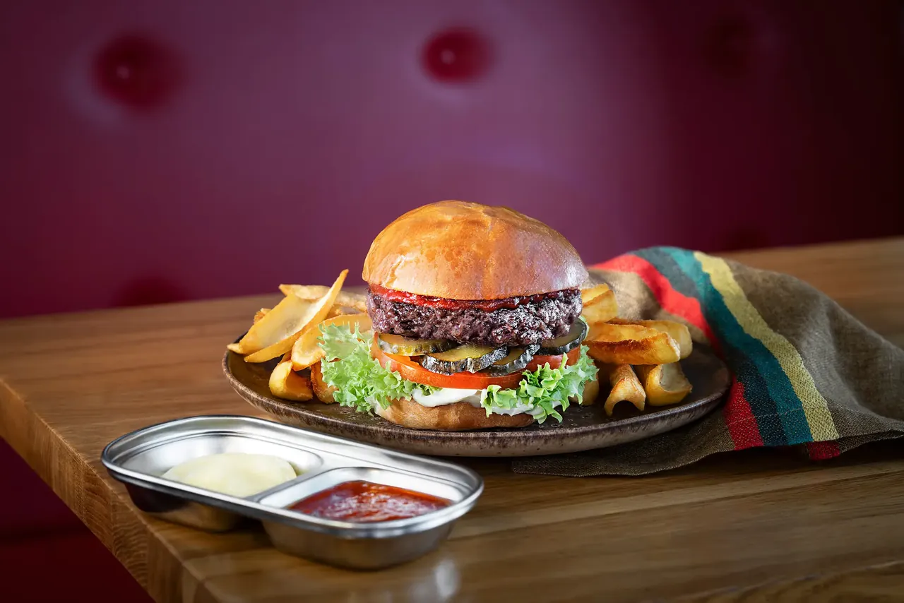 Heroes Burger mit Pommes und zwei Soßen im Metallschälchen