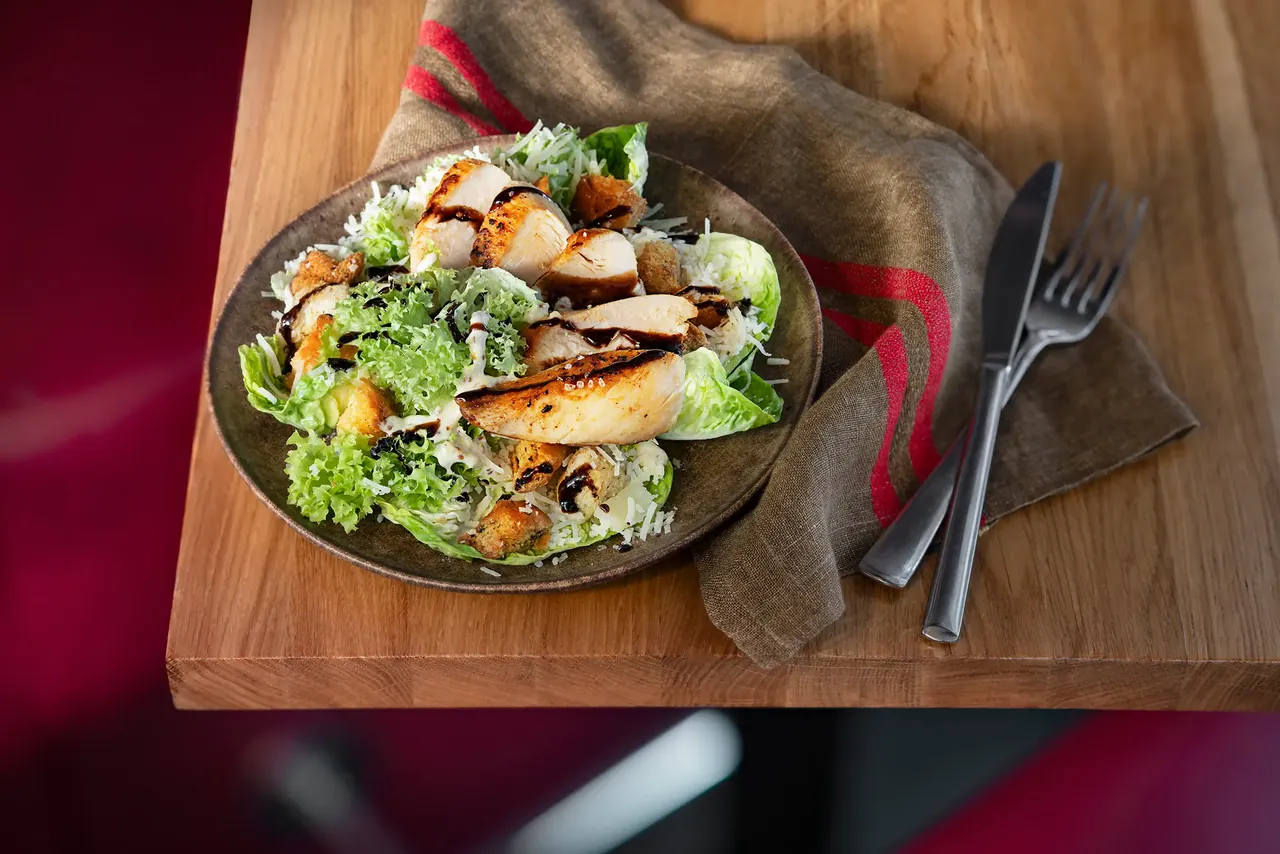 Caesar Salat mit Hähnchenstreifen