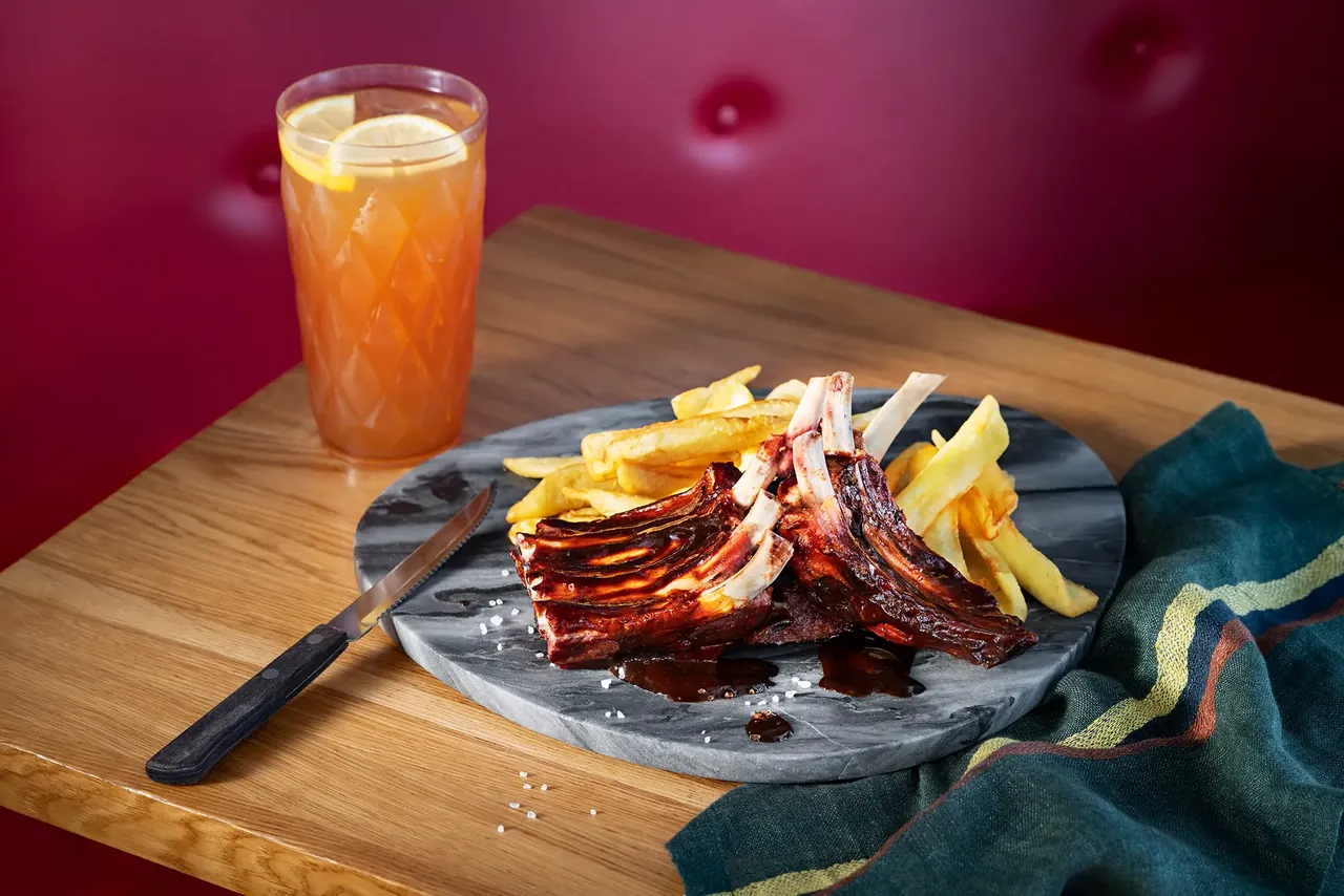 Spare Ribs mit Pommes und Eistee
